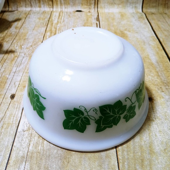 Vintage Ivy Hazel Atlas Small Mixing Bowl (7) - Picture 3 of 3
